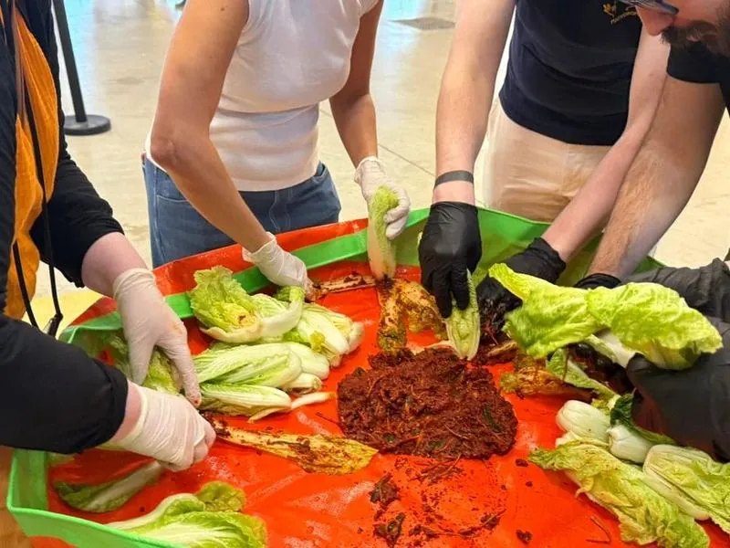 Préparation collective du kimchi