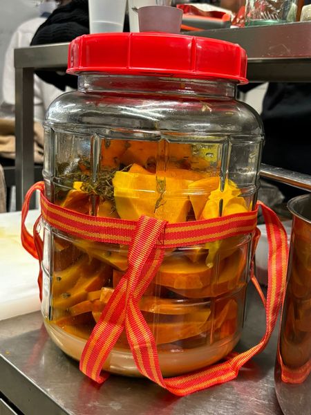 Bocal de courge lactofermentée au thym, en pleine fermentation