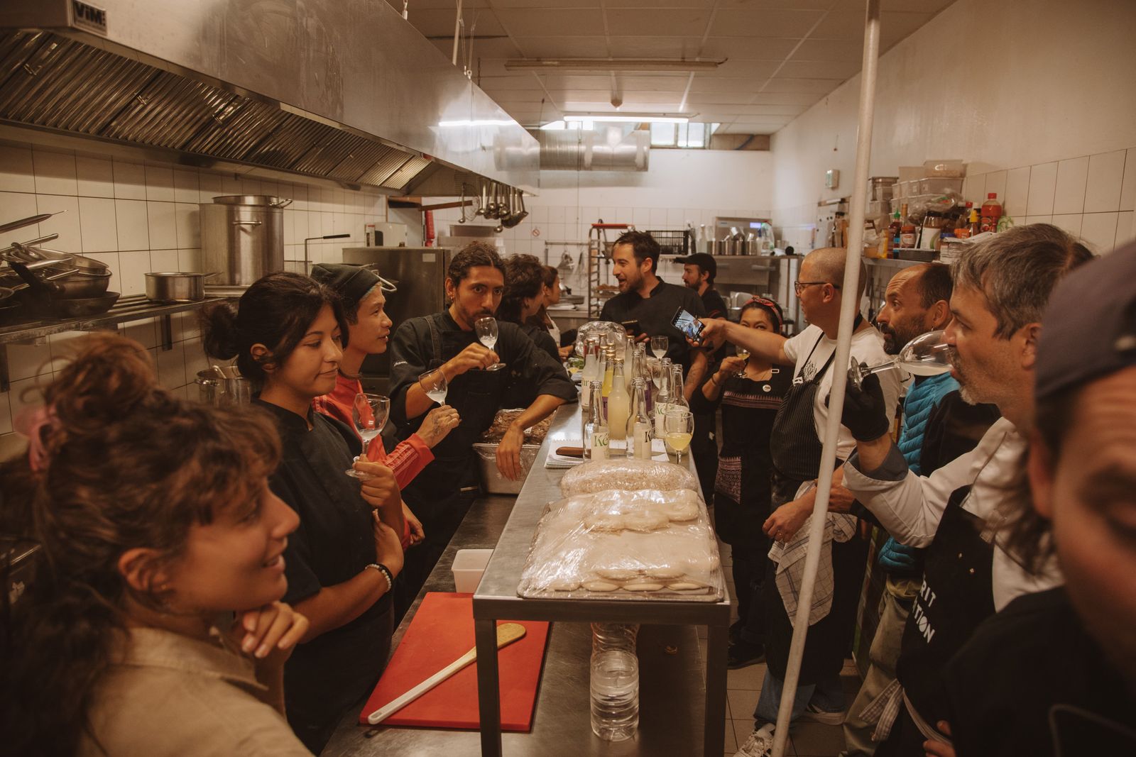 Dégustation en cuisine avec l'équipe Fervent Ferment et les chef·fes du festival